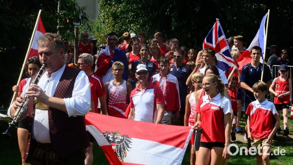Angeführt von der Stadtkapelle ziehen die Athleten am Samstag vom Alten Rathaus zu den Wettkampfstätten im Max-Reger-Park. Bild: Kunz