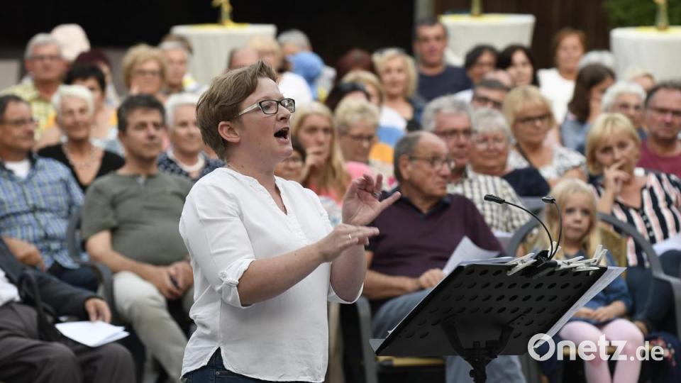 Gute Stimmung bei der Sommerserenade mit den Happy Voices im Schnaittenbacher Rathausinnenhof. Bild: Petra Hartl