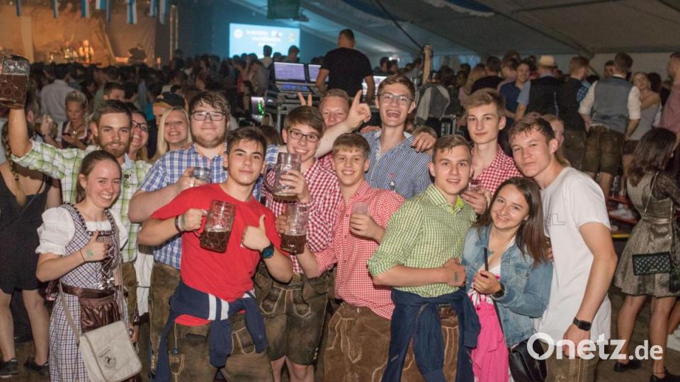 Samstagabend auf der Flosser Kirwa. Bild: dtr