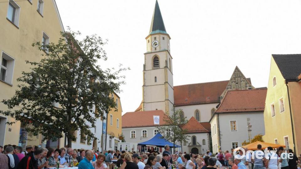 Gemütliches Beisammensein vor traumhafter Stadtkulisse: Ein Konzept, das zusammenpasst. Bild: Freya Stöckl