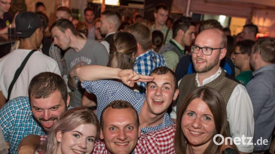 Samstagabend auf der Flosser Kirwa. Bild: dtr
