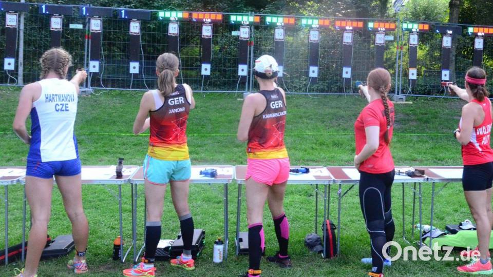 Anvisieren über Kimme und Korn. Eine ruhige Hand ist beim Schießen mit den Spezialwaffen nötig. Bild: Kunz