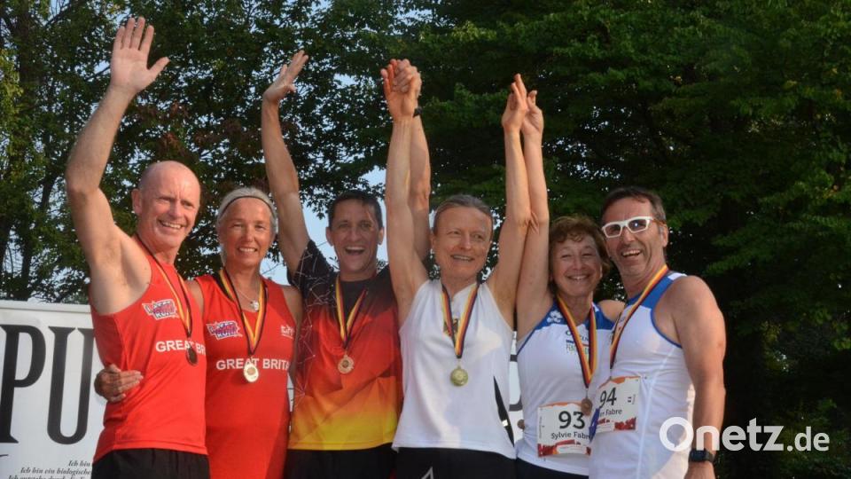Jubel bei den Siegern im Mixed Relay 50+: Das deutsche Paar Dr. Barbara Oettinger und Marcus Schattner (Mitte) gewann vor den Engländern Sara Guy und Martin Murray und den Franzosen Sylfie Fabre und Didier Fabre. Bild: Kunz