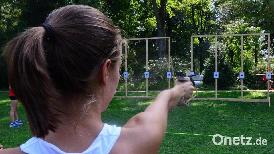 Anvisieren über Kimme und Korn. Eine ruhige Hand ist beim Schießen mit den Spezialwaffen nötig. Bild: Kunz