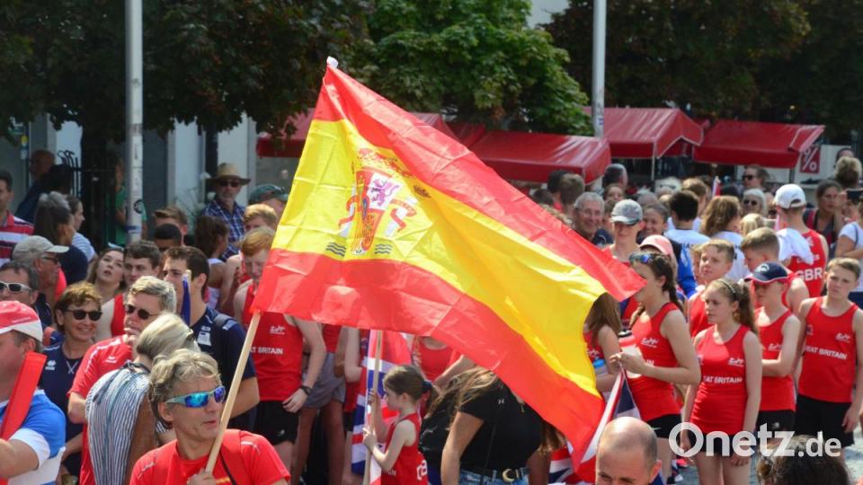 Die Teams präsentieren sich bei der Auftaktveranstaltung vor dem Alten Rathaus. Bild: Kunz