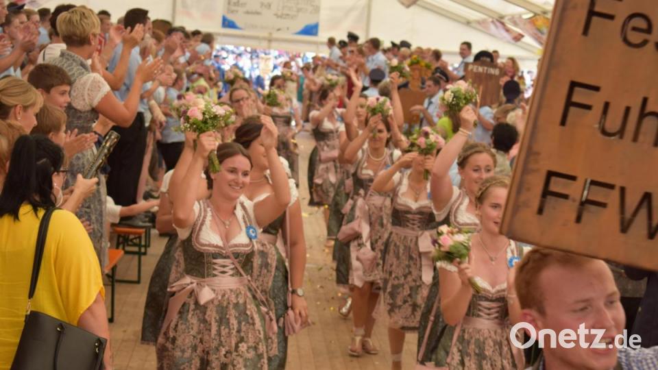 Die Festdamen beim Einzug ins Festzelt. Bild: bnr