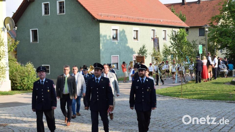 Vorstand Mischa Käsbauer (Mitte), sein Stellvertreter Peter Winter (links) und Kommandant Thomas Drexler (rechts) führten den Zug an. Bild: bnr