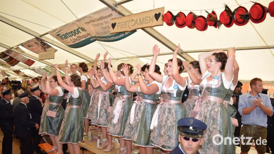 Die Festdamen begrüßen die Gäste. Bild: bnr