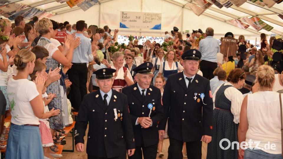 Mit viel Applaus wurden die Ehrenmitglieder des Vereins begrüßt. Dahinter ziehen die ehemaligen Festdamen der zurückliegenden Jubelfeste ein. Bild: bnr