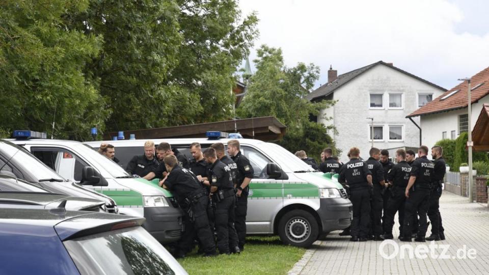 Manchem kam es wie eine Wiederholung vor, doch es war ein neuer Fall einer Blindgänger-Bombe aus dem Zweiten Weltkrieg: Am Montag mussten deshalb erneute Teile von Haselmühl evakuiert werden. Am Abend aber war die Bombe entschärft. Bild: Petra Hartl