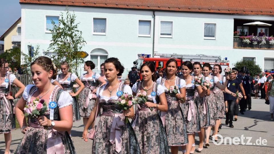 Die Fuhrener Festdamen waren auch imDirndl ein Blickfang. Bild: bnr