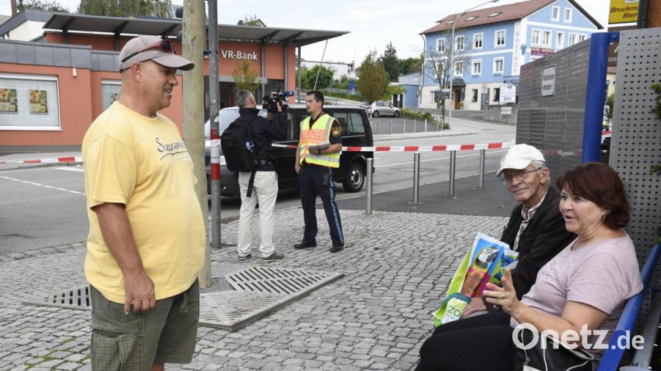 Manchem kam es wie eine Wiederholung vor, doch es war ein neuer Fall einer Blindgänger-Bombe aus dem Zweiten Weltkrieg: Am Montag mussten deshalb erneute Teile von Haselmühl evakuiert werden. Am Abend aber war die Bombe entschärft. Bild: Petra Hartl