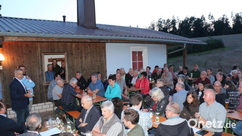 Das CSU-Bürgergespräch zum Thema Windkraft im Hessenreuther Wald stieß auf ein riesiges Interesse bei der Bevölkerung. Bild: rpp