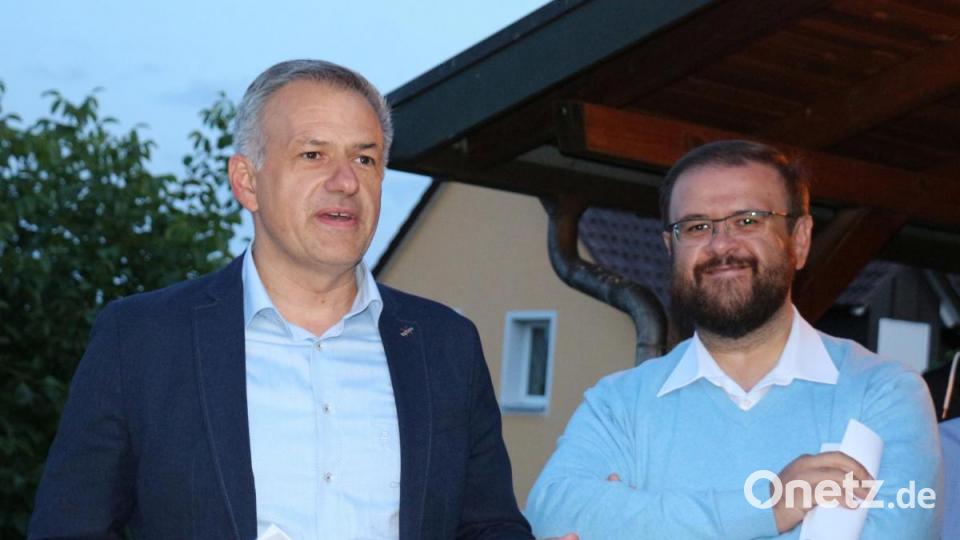 Landratskandidat Roland Grillmeier (links) berichtete über seine Erfahrungen mit Windkraft. Rechts im Bild Moderator Hans Walter. Bild: rpp