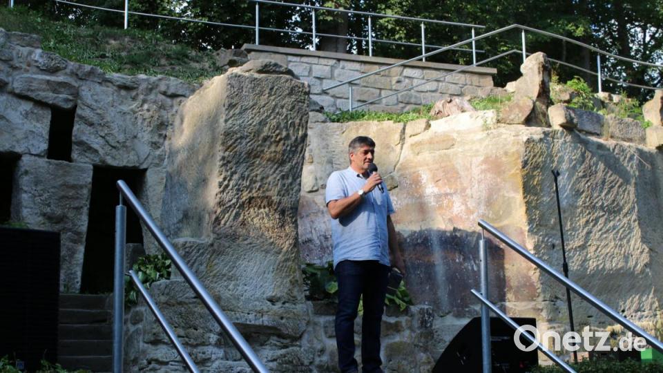 Bürgermeister Edgar Knobloch konnte knapp 450 Zuschauer auf der Schönbergbühne begrüßen. Bild: sne