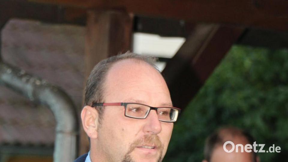 Andreas Wöhrl, der frischernannte Vorsitzende der Bürgerinitiative „Windkraftfreie Heimat – Hessenreuther Wald“, legte detailliert die Argumente gegen die Windkraft im Hessenreuther Wald vor. Bild: rpp