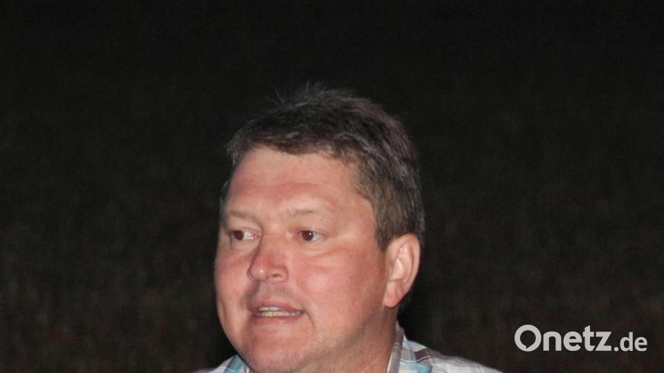 Bernhard Schmidt von der Genossenschaft NEW (Neue Energien West eG.) erklärte, dass die vorliegenden Zeichnungen keine Pläne, sondern nur Planskizzen seien. Bild: rpp