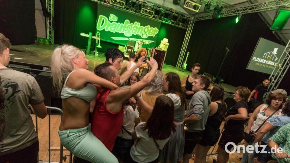 Die Draufgänger aus der Südoststeiermark brachten das Festzelt zum Kirwa-Abschluss in Floss noch mal richtig zum kochen. Dabei durfte der Wiesn-Hit des Jahres 2018 &quot;Cordula Grün&quot; natürlich nicht fehlen. Bild: dtr