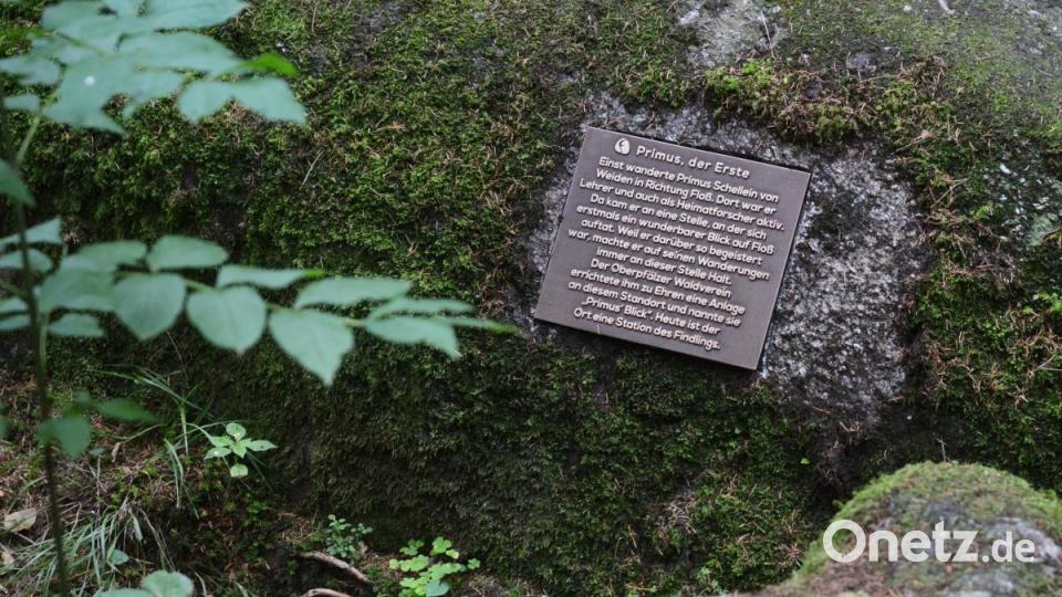 Direkt auf den Steinen des Naturschutzgebietes Doost sind Bronzeplatten mit Geschichten, Sagen und zu Aktivitäten angebracht. Bild: Gabi Schönberger