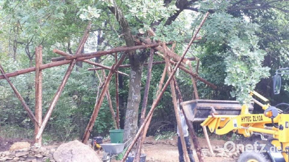 Sabrina und Tobias hatten das Projekt „Baumhaus“ gemeinsam geplant. Umgesetzt hat es der junge Mann dann nach dem Tod seiner Freundin alleine, mit Hilfe vieler befreundeter Jugendlicher. Um einen Baum herum entstand von September bis November eine Hütte. Bild: Katharina Sturm/exb