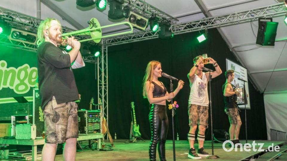 Die Draufgänger aus der Südoststeiermark brachten das Festzelt zum Kirwa-Abschluss in Floss noch mal richtig zum kochen. Dabei durfte der Wiesn-Hit des Jahres 2018 &quot;Cordula Grün&quot; natürlich nicht fehlen. Bild: dtr