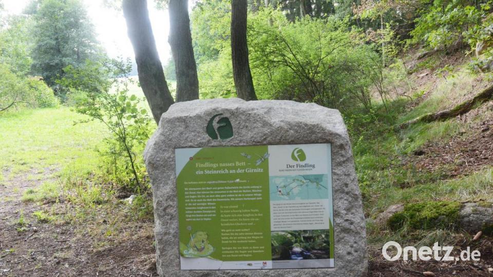 &quot;Sie befinden sich im sagenumwobenen Reich des Doosts&quot;, hieß es ursprünglich auf diesem Schild am unteren Eingang des Doosts. Einen Teil des Satzes haben Unbekannte weggekratzt, so dass nur noch &quot;Sie befinden sich im Doost&quot; zu lesen ist. Bild: Gabi Schönberger