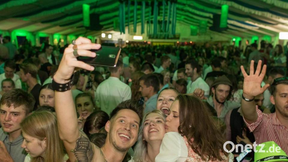 Die Draufgänger aus der Südoststeiermark brachten das Festzelt zum Kirwa-Abschluss in Floss noch mal richtig zum kochen. Dabei durfte der Wiesn-Hit des Jahres 2018 &quot;Cordula Grün&quot; natürlich nicht fehlen. Bild: dtr