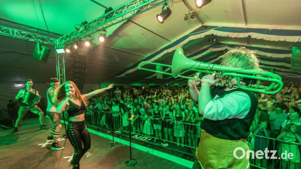 Die Draufgänger aus der Südoststeiermark brachten das Festzelt zum Kirwa-Abschluss in Floss noch mal richtig zum kochen. Dabei durfte der Wiesn-Hit des Jahres 2018 &quot;Cordula Grün&quot; natürlich nicht fehlen. Bild: dtr