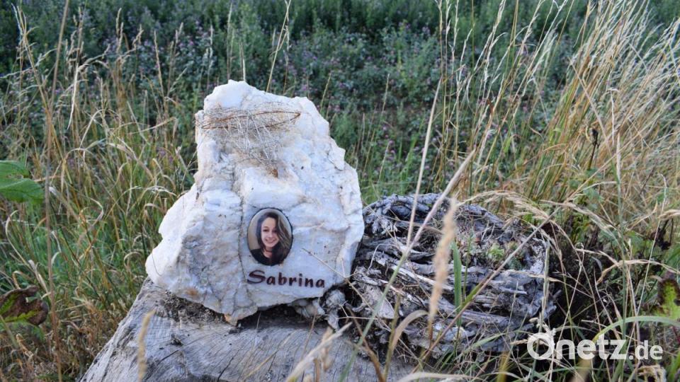 Ein Gedenkstein an der Unfallstelle erinnert an die verunglückte junge Frau. Bild: szl