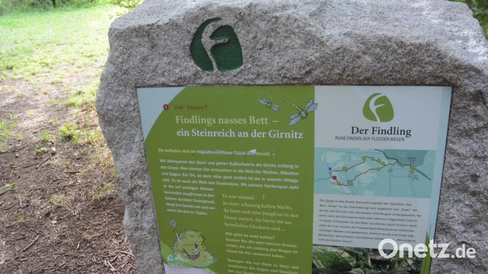 &quot;Sie befinden sich im sagenumwobenen Reich des Doosts&quot;, hieß es ursprünglich auf diesem Schild am unteren Eingang des Doosts. Einen Teil des Satzes haben Unbekannte weggekratzt, so dass nur noch &quot;Sie befinden sich im Doost&quot; zu lesen ist. Bild: Gabi Schönberger