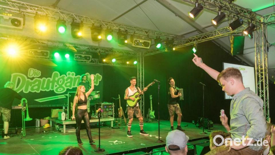 Die Draufgänger aus der Südoststeiermark brachten das Festzelt zum Kirwa-Abschluss in Floss noch mal richtig zum kochen. Dabei durfte der Wiesn-Hit des Jahres 2018 &quot;Cordula Grün&quot; natürlich nicht fehlen. Bild: dtr