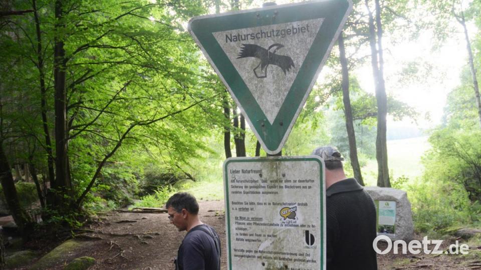 Sogar das einzige Schild, das tatsächlich im Doost stehen darf, hat sich abgewandt oder wurde umgedreht. Statt den Eingang zum Naturschutzgebiet anzuzeigen, sieht es aus, als würde die Schutzzone erst zur Wiese hin beginnen. Bild: Gabi Schönberger
