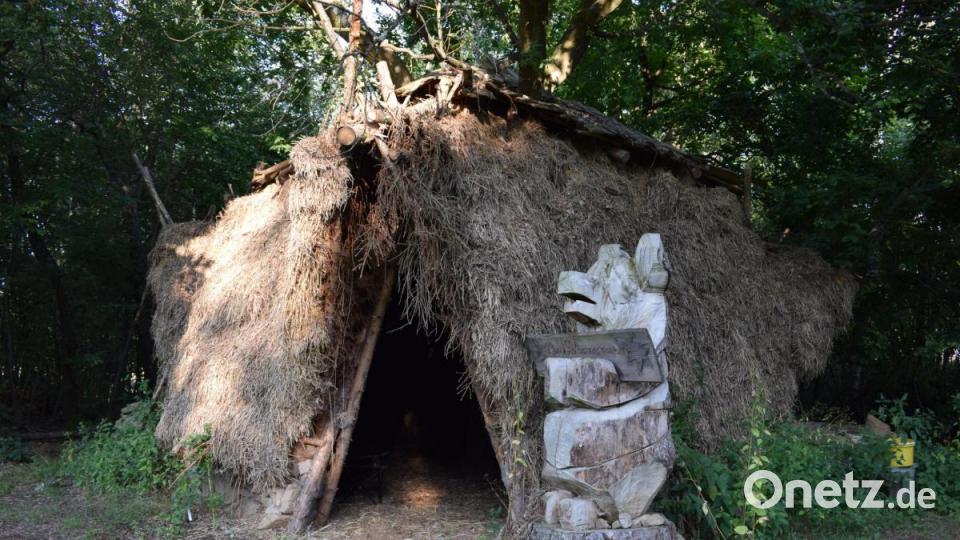 Insgesamt drei Monate bauten Tobias und seine Freunde am Baumhaus am OWV-Wanderparkplatz in Wildenreuth. Mit dem Bau verarbeitete der damals 18-Jährige den Unfalltod seiner Freundin Sabrina. Bild: szl