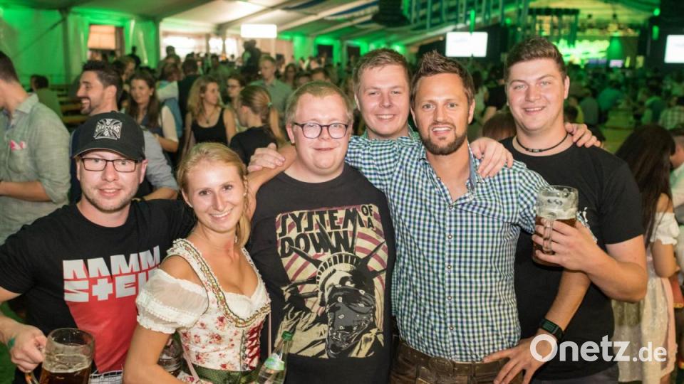 Die Draufgänger aus der Südoststeiermark brachten das Festzelt zum Kirwa-Abschluss in Floss noch mal richtig zum kochen. Dabei durfte der Wiesn-Hit des Jahres 2018 &quot;Cordula Grün&quot; natürlich nicht fehlen. Bild: dtr