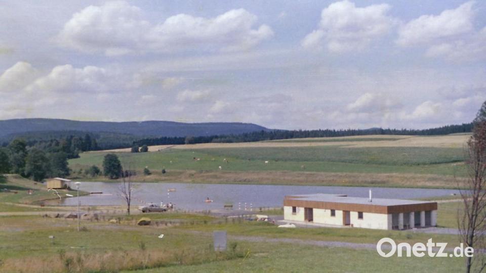 Ein Bild aus den Anfangsjahren: Aus der Baustelle war eine Wasserfläche entstanden. Fertig war auch das Betriebsgebäude. Die Bepflanzung folgte später. Repro: Stefan Hiller/exb