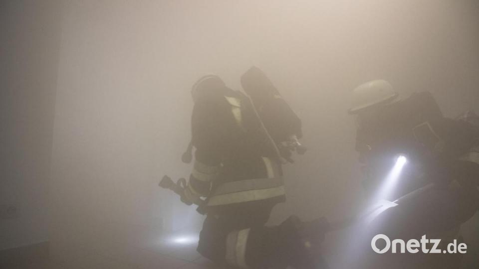 Wegen der starken Rauchentwicklung mussten sich die Retter in schwerem Atemschutz einen Weg durch das Gebäude bahnen. Bild: dtr