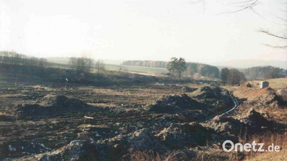 Gut 18.000 Kubikmeter Erdboden mussten bewegt, rund 300 Meter Rohr- und 800 Meter Drainageleitungen nach und nach verlegt werden. Repro: Stefan Hiller/exb