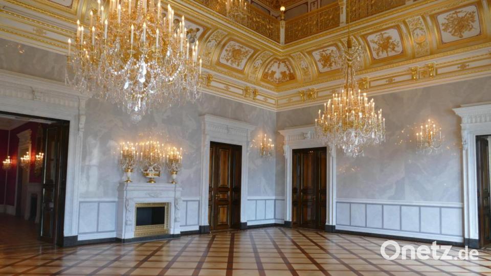 Der Ballsaal funkelt in Gold. Bild: mil