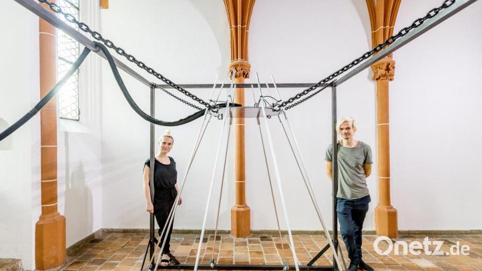 Anne Pfeifer und Bernhard Kreutzer haben die gotische Hauskapelle genau vermessen und sich von den Maßen leiten lassen, als sie ihre Arbeit, die kinetische Soundinstallation „Elongation“, ersannen. Bild: Marcus Rebmann