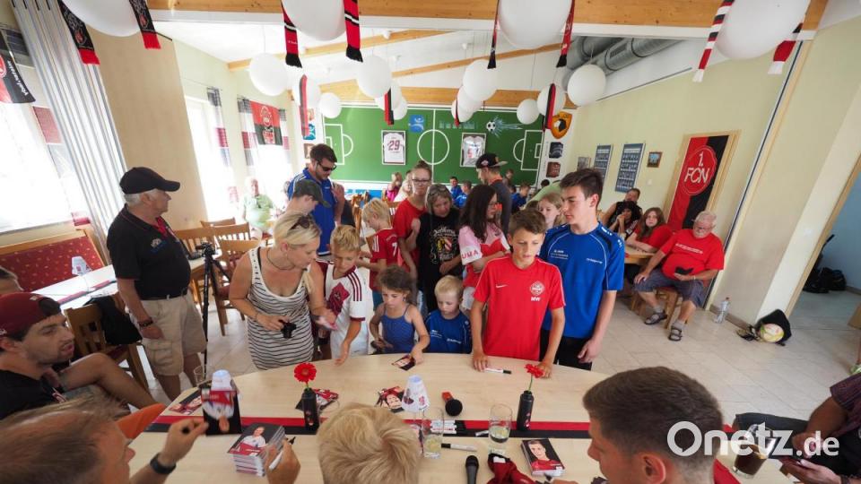 Patrick Erras und der 1. FC Nürnberg beim SV Raigering zu Besuch bei den Fans Bild: ref
