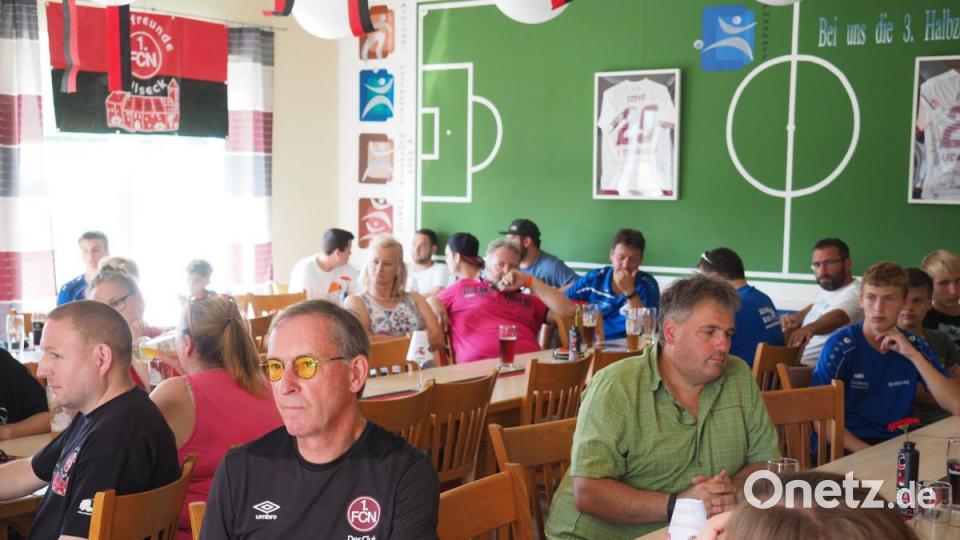 Patrick Erras und der 1. FC Nürnberg beim SV Raigering zu Besuch bei den Fans Bild: ref