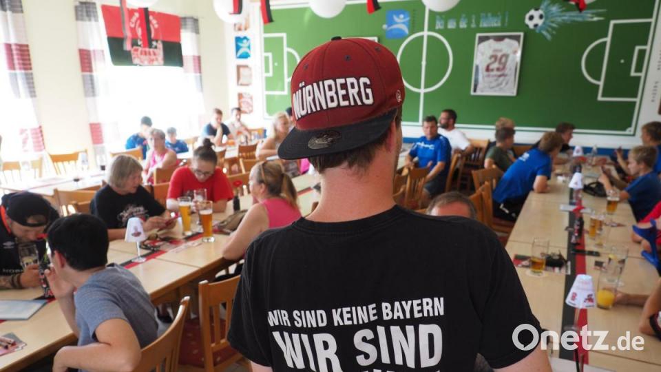 Patrick Erras und der 1. FC Nürnberg beim SV Raigering zu Besuch bei den Fans Bild: ref