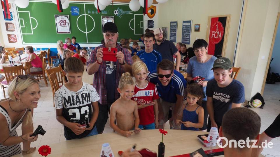 Patrick Erras und der 1. FC Nürnberg beim SV Raigering zu Besuch bei den Fans Bild: ref