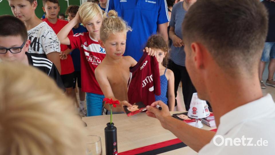 Patrick Erras und der 1. FC Nürnberg beim SV Raigering zu Besuch bei den Fans Bild: ref