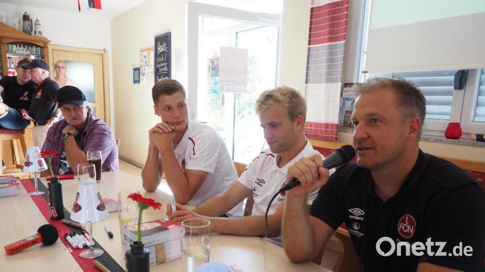Patrick Erras und der 1. FC Nürnberg beim SV Raigering zu Besuch bei den Fans Bild: ref