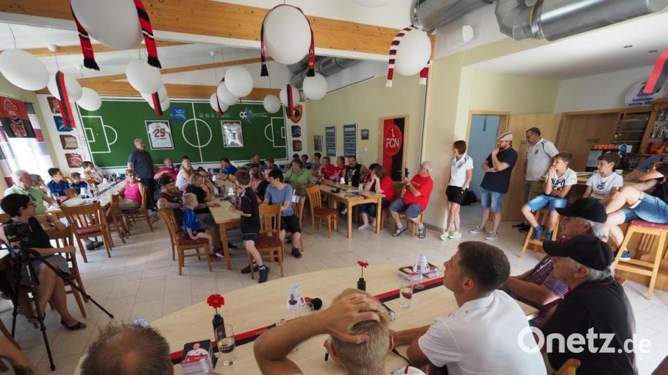 Patrick Erras und der 1. FC Nürnberg beim SV Raigering zu Besuch bei den Fans Bild: ref