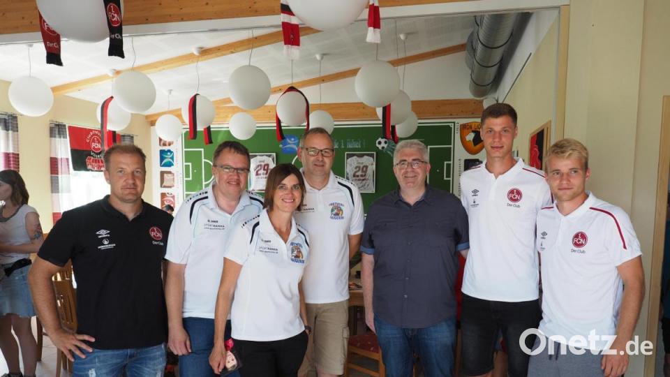 Patrick Erras und der 1. FC Nürnberg beim SV Raigering zu Besuch bei den Fans Bild: ref