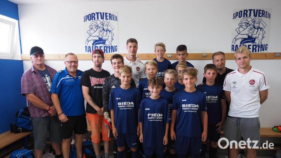 Patrick Erras und der 1. FC Nürnberg beim SV Raigering zu Besuch bei den Fans Bild: ref