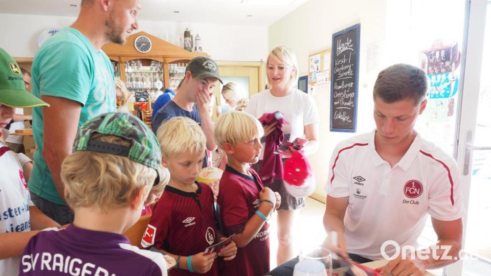 Patrick Erras und der 1. FC Nürnberg beim SV Raigering zu Besuch bei den Fans Bild: ref