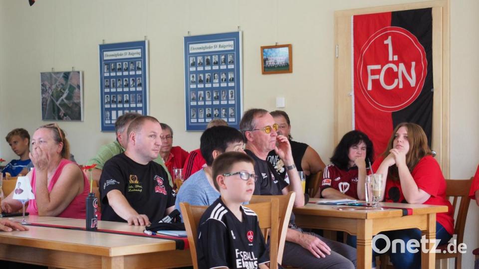 Patrick Erras und der 1. FC Nürnberg beim SV Raigering zu Besuch bei den Fans Bild: ref